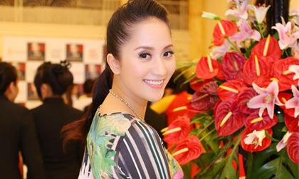 Khánh Thi rạng rỡ khoe sắc bên hoa