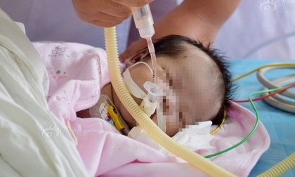 Chồng khóc ngất trước cảnh vợ ném con 6 ngày tuổi xuống ao