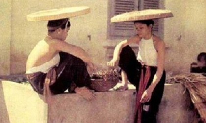 Ngẩn ngơ ngắm thiếu nữ Việt xưa mặc áo yếm khoe lưng ong