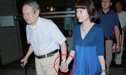 Chồng 91 tuổi vợ 37 tuổi luôn nắm chặt tay nhau đi xem kịch Lưu Hiểu Khánh