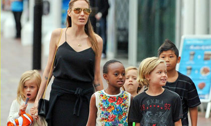 Mẹ con Angelina Jolie vui vẻ dạo chơi ở Sydney