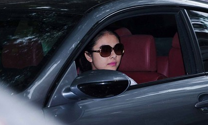 Vân Trang trẻ trung tự lái xe tiền tỉ