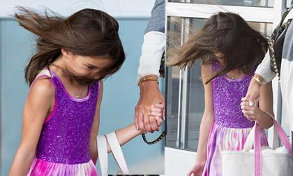 Suri ăn mặc điệu đà, tóc bay 'tung tóe' ở sân bay