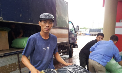 'Đại gia' mang tiền rải khắp chợ ở Vũng Tàu