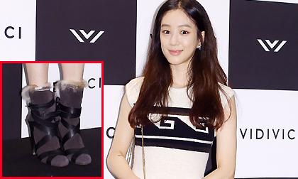 'Nữ hoàng thời trang' Hàn Quốc mùa hè đi boots lông quấn dây chằng chịt