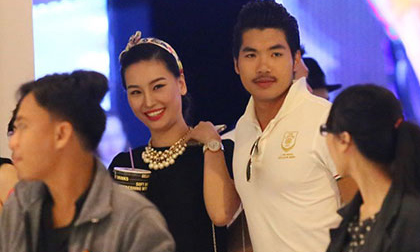 Trương Nam Thành tình tứ cùng bạn gái hơn tuổi trên phố