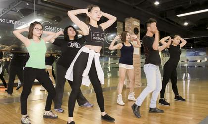  Hà Hồ dẻo dai trên sàn tập, tất bật 'thị phạm' cho 'học trò'