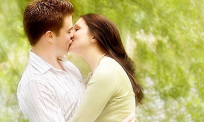 Đàn ông hôn vợ trước khi đi làm sẽ có thu nhập cao hơn