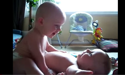 Cười sằng sặc với những Baby cực dễ thương