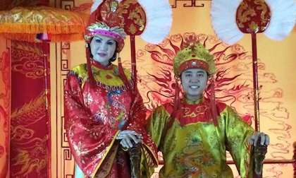 Vũ Hoàng Việt và người tình U60 làm vua chúa được kẻ hầu người hạ