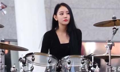 Cô gái đánh trống xinh như hot girl