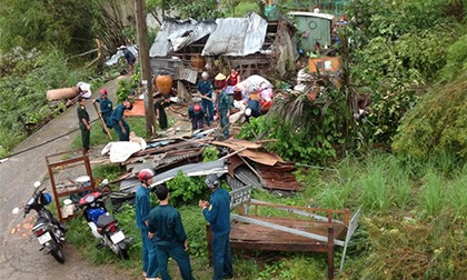 Lốc xoáy giật sập 132 ngôi nhà ở miền Tây