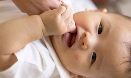 4 cách đơn giản giúp bé giảm đau khi mọc răng sữa mẹ nên biết