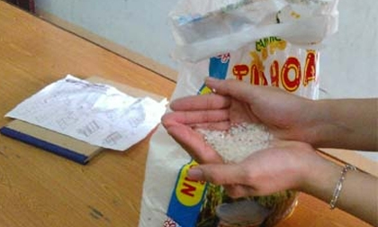 Hoang mang khi nấu cơm gạo chuyển màu xanh, có mùi thuốc diệt cỏ