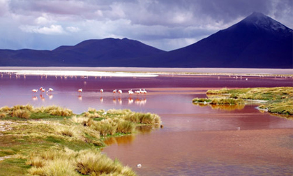 Ấn tượng những hồ nước kỳ lạ nhất thế giới