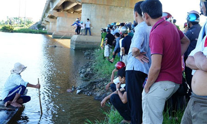 Thi thể thanh niên trương phình dưới cầu