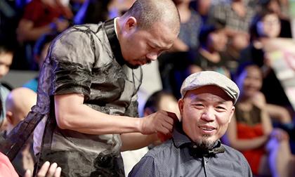 Đức Hùng 'thắt nơ' cho Huy Tuấn trong đêm Sao Mai điểm hẹn