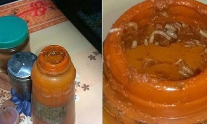 Khiếp đảm phát hiện chai tương ớt chứa đầy dòi ở quán bún chả