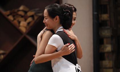 Hà Tăng ôm chặt thí sinh 'Vua đầu bếp'