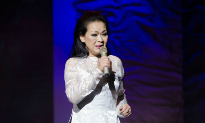 Khánh Ly trang nhã với áo dài truyền thống trong đêm liveshow