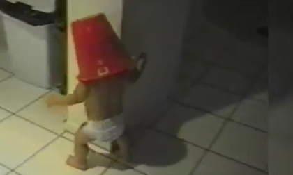 Hài hước cảnh bé đội xô lên đầu rồi đụng vào cửa