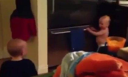 Cuộc khẩu chiến hài hước của 2 bé sinh đôi tranh cãi vì... mất quần