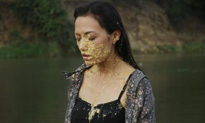 Tinna Tình 'cướp chồng' người khác bị tạt trứng thối