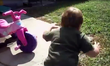 Những hành động ngộ nghĩnh siêu hài hước của em bé