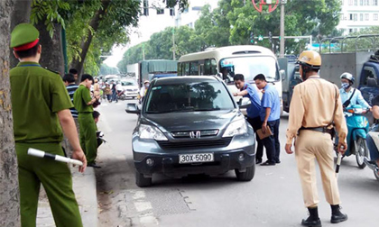 Hà Nội: Đang đi ô tô bị kéo xuống đâm chết