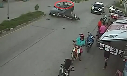 Kinh hoàng cảnh sang đường bất cẩn, 2 thiếu nữ bị ô tô hất văng