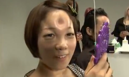 Kinh dị cảnh cắm kim giữa trán truyền muối tạo bướu như yêu quái 