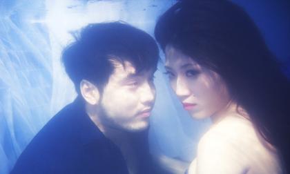  Ưng Hoàng Phúc 'quấn quýt' Trang Pháp dưới làn nước