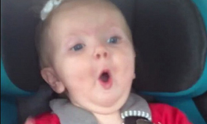 Hài hước bé gái đang khóc bỗng nhún nhảy khi nghe nhạc