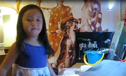 Bé gái 3 tuổi nói tiếng Anh như gió