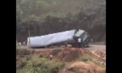 Thót tim xe tải lật khi cố leo dốc tại góc cua khó