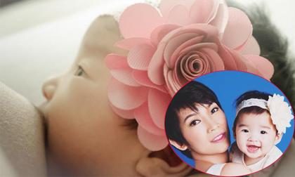 Cận ảnh Xuân Lan cho con gái bú 