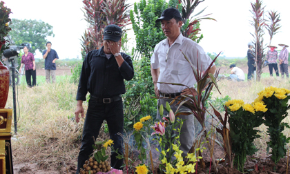 Vụ Cát Tường: Chồng chị Huyền bật khóc trước mộ vợ