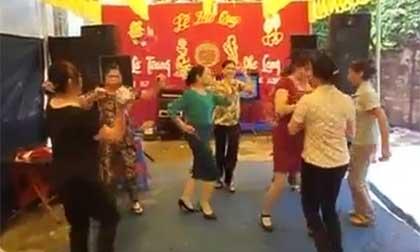 Phi đội U60 nhảy nhạc sàn cực bốc