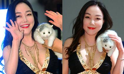 'Yêu nữ' chuyên vác mèo đi sự kiện 'để ngỏ rộng' vòng một hấp dẫn 