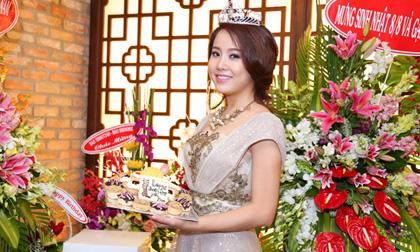 'Nữ hoàng sắc đẹp Việt Nam' rạng ngời đón sinh nhật