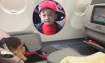 Jacky Minh Trí ngồi xem tivi ở khoang máy bay hạng sang như người lớn