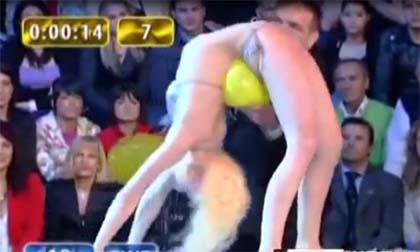 Cô gái uốn dẻo siêu đẳng