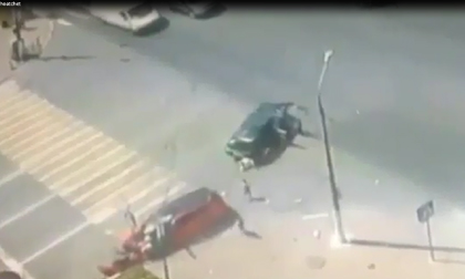 Thoát chết thần kì của cặp song sinh sau va chạm ôtô 