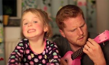 Bé gái đáng yêu cùng bố thể hiện ca khúc 'Tonight You Belong to Me'