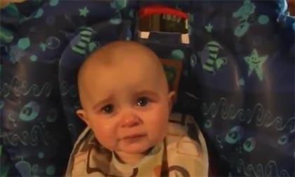 Bé 10 tháng vừa khóc vừa cười khi nghe mẹ hát