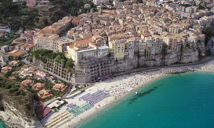 Thành phố trên vách đá bên bờ biển ở châu Âu