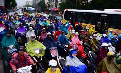 Hàng loạt tuyến phố ở Hà Nội tê liệt vì ngập nặng, ùn tắc