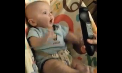 Em bé phát cuồng vì chiếc điều khiển tivi