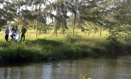 Phát hiện xác nam thanh niên 18 tuổi và bạn gái nổi dưới kênh