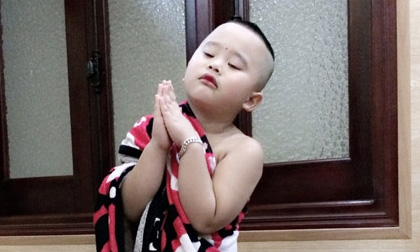 Làm quen với cậu bé 3 tuổi tập tành làm DJ